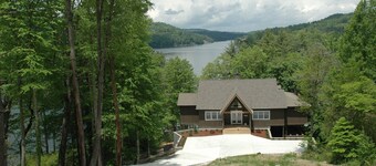 Modern Luxury Mountain Lakside Getaway on Lake Glenville, NC