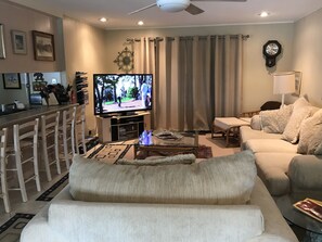 Smart-TV, DVD-Player, Tischtennisplatte, Bücher