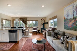 Een smart-tv, een open haard, Netflix en een dvd-speler