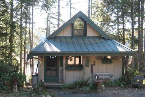 This is the front of the Cabin. The Lake is in back, just a few yards away.