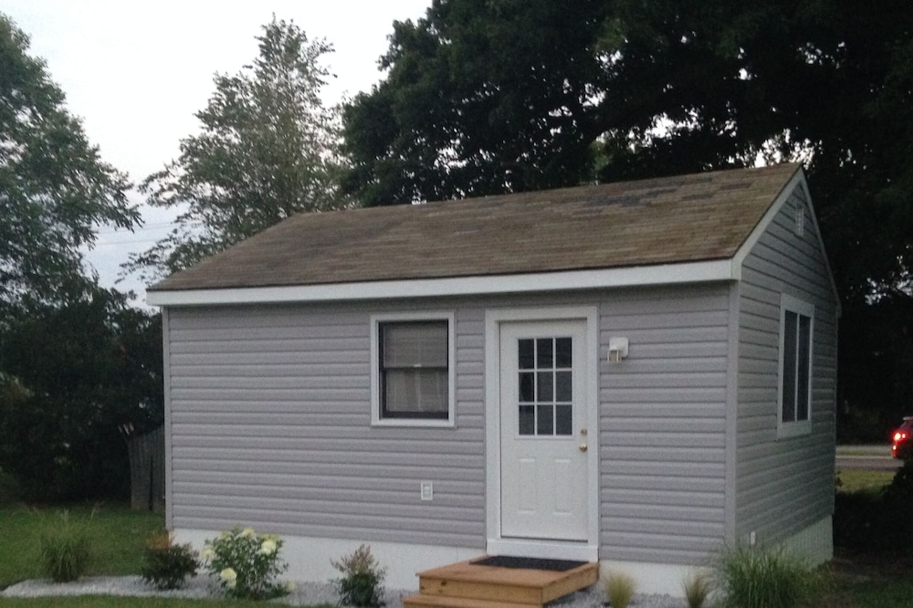 Newly Renovated Cottage On Main Street - Professionally Sanitized