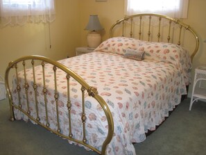 2 bedrooms, iron/ironing board, free WiFi, bed sheets - In-town Lewes location is near shops, museums, parks, bay and ocean beaches. (Lewes)