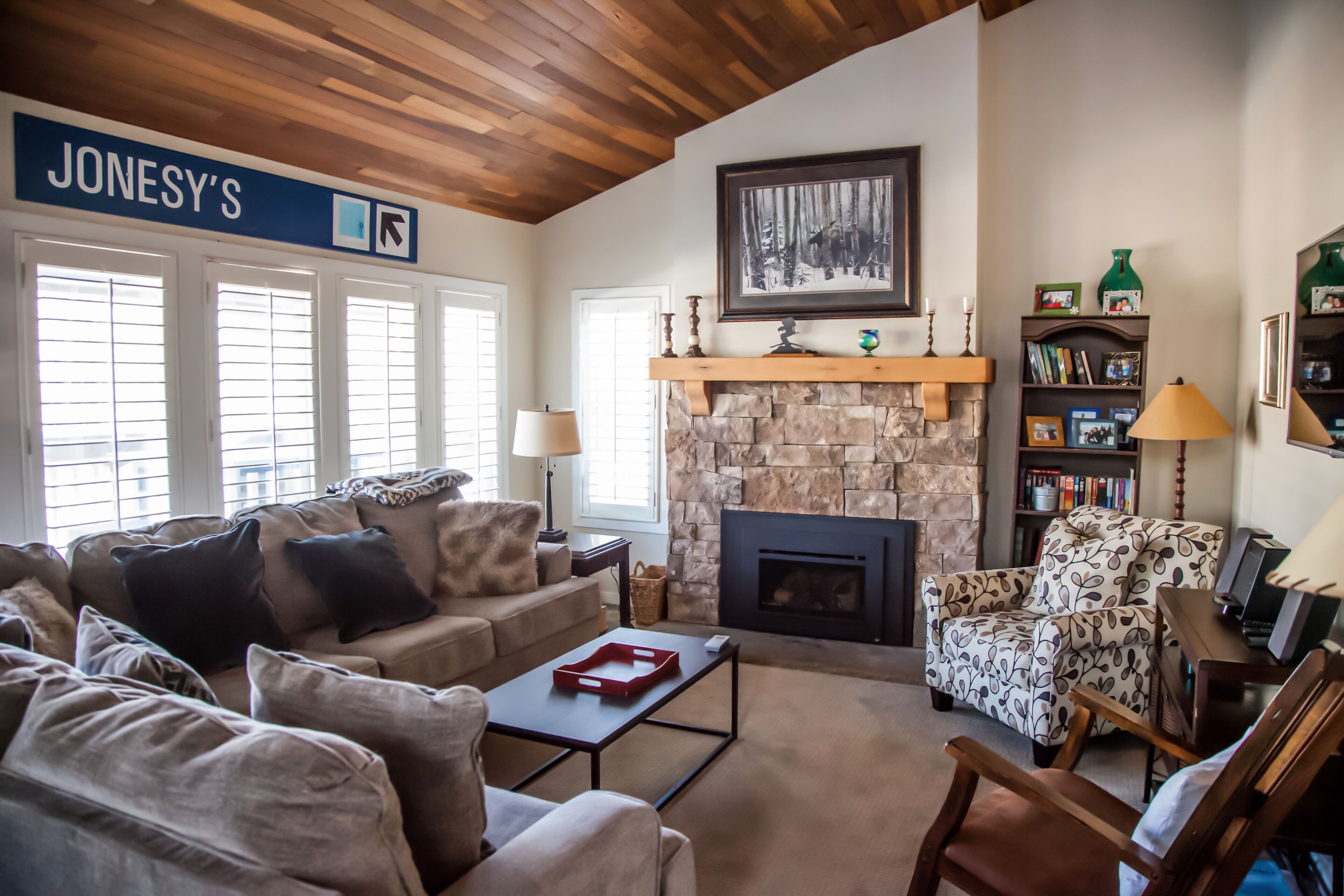 Ski in/out, 3b/3 bath, PRIVATE hot tub! WALK TO LIFTS