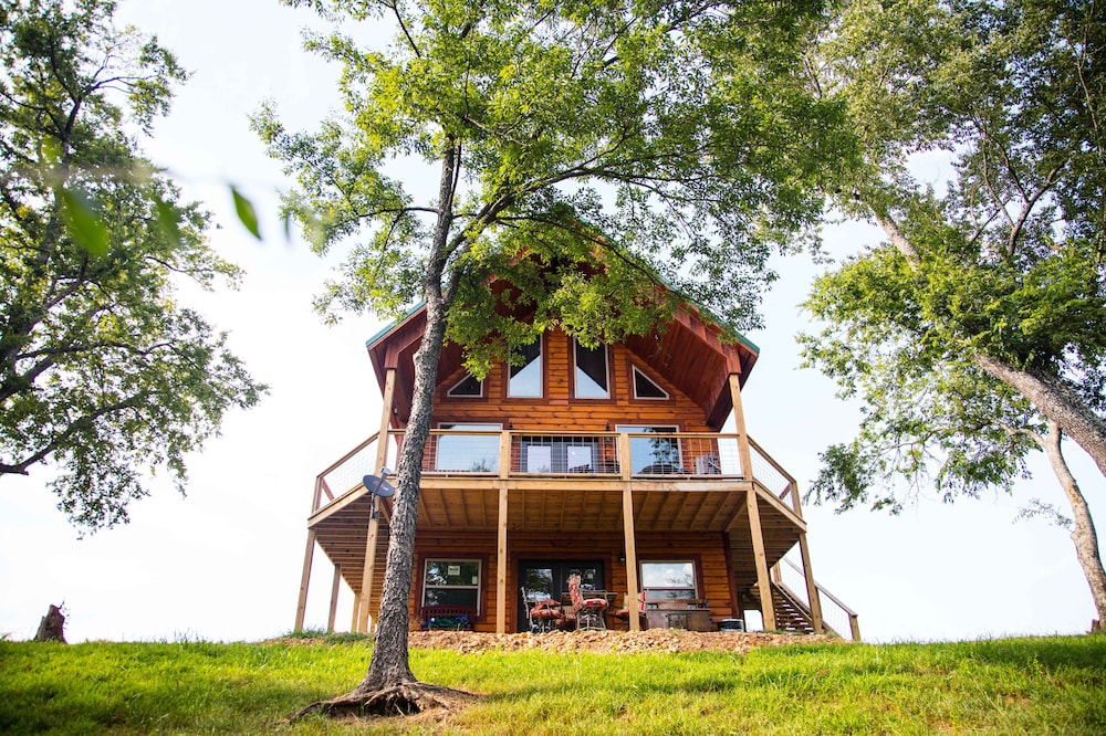 Cabin on Water!!GORGEOUS! Best property on the Caddo River In Glenwood Arkansas!