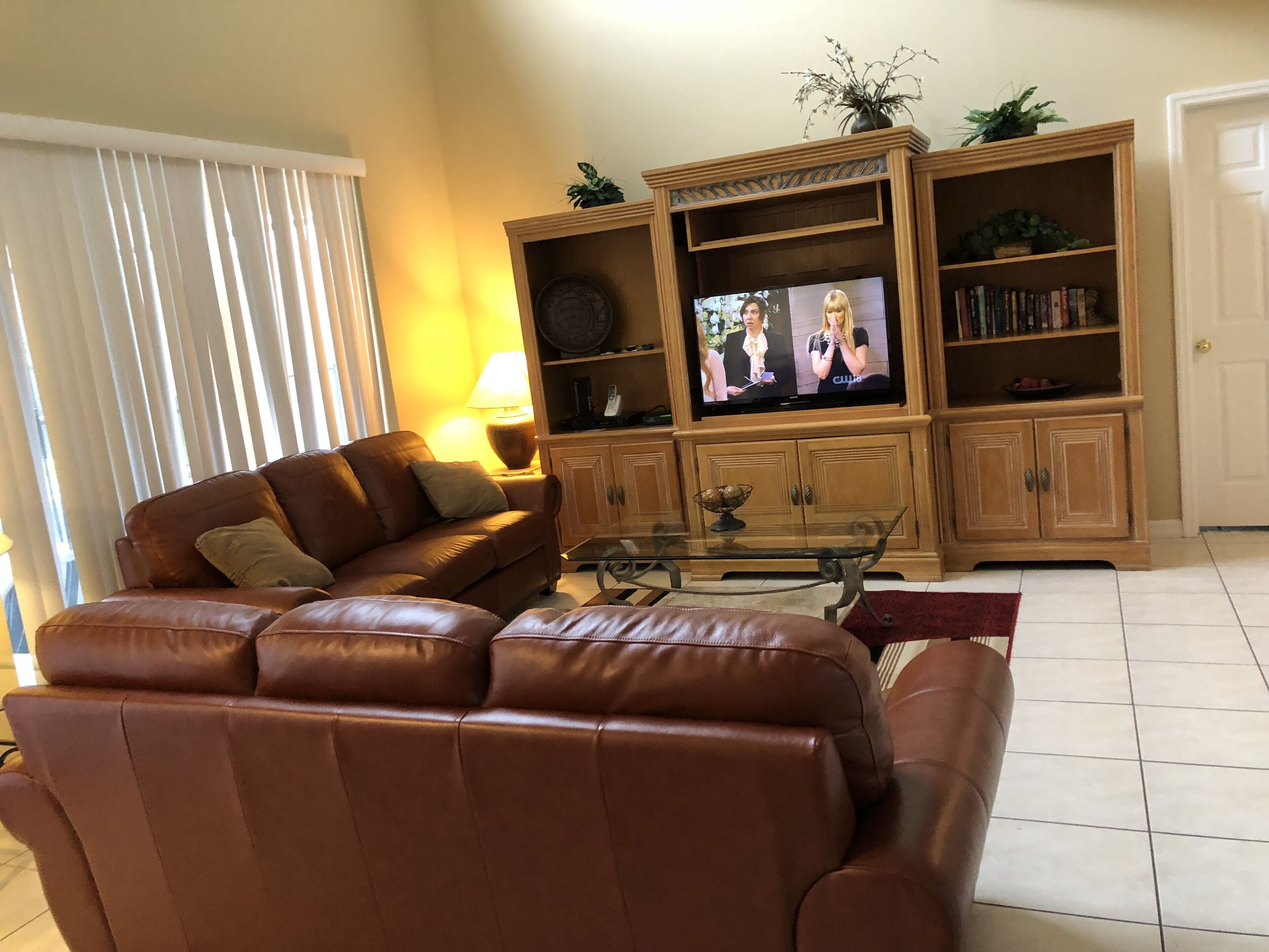 Spacious and Beautiful, South Facing Pool Spa, 3 miles to Disney, Key Less Entry