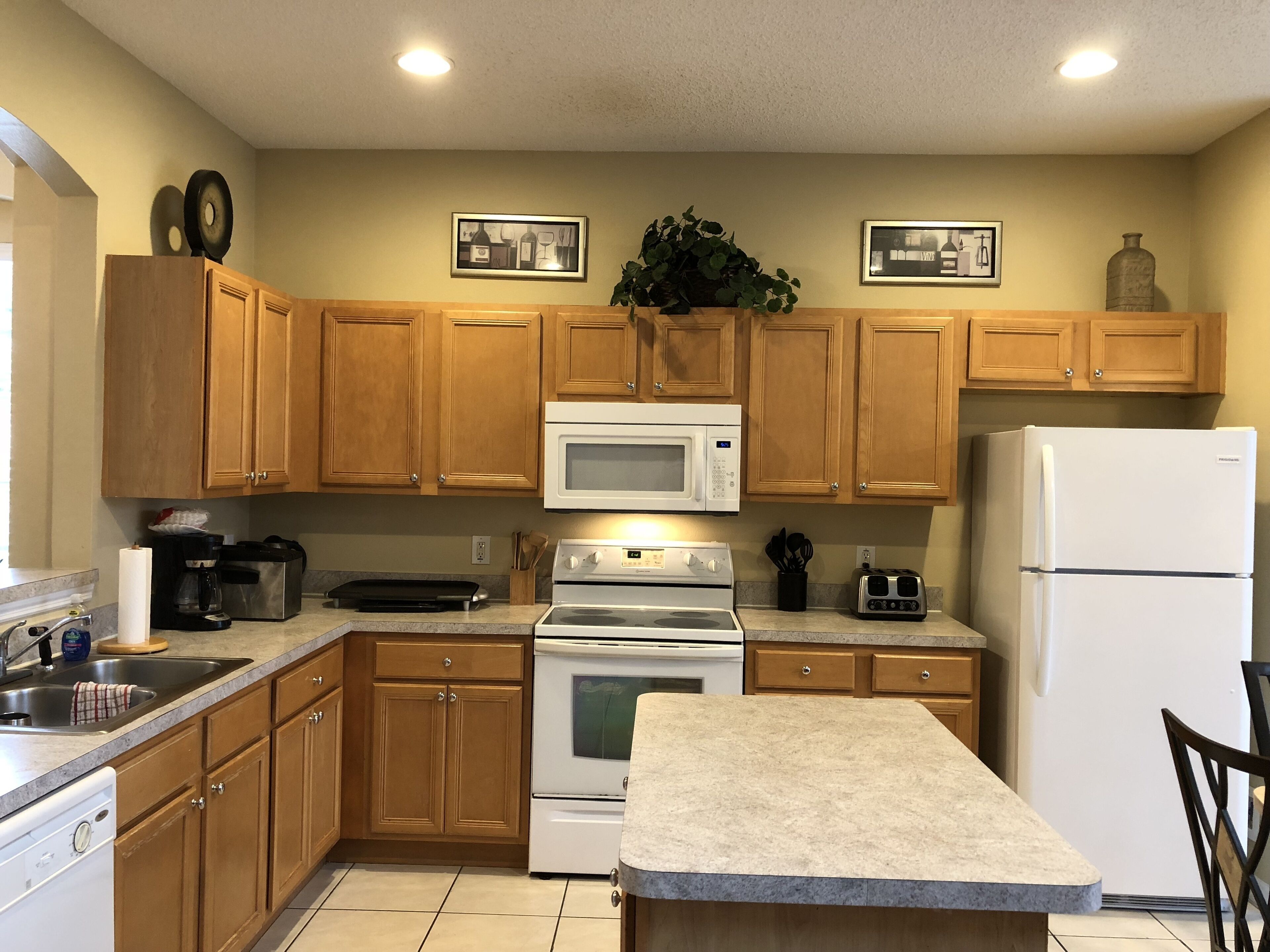 Spacious and Beautiful, South Facing Pool Spa, 3 miles to Disney, Key Less Entry