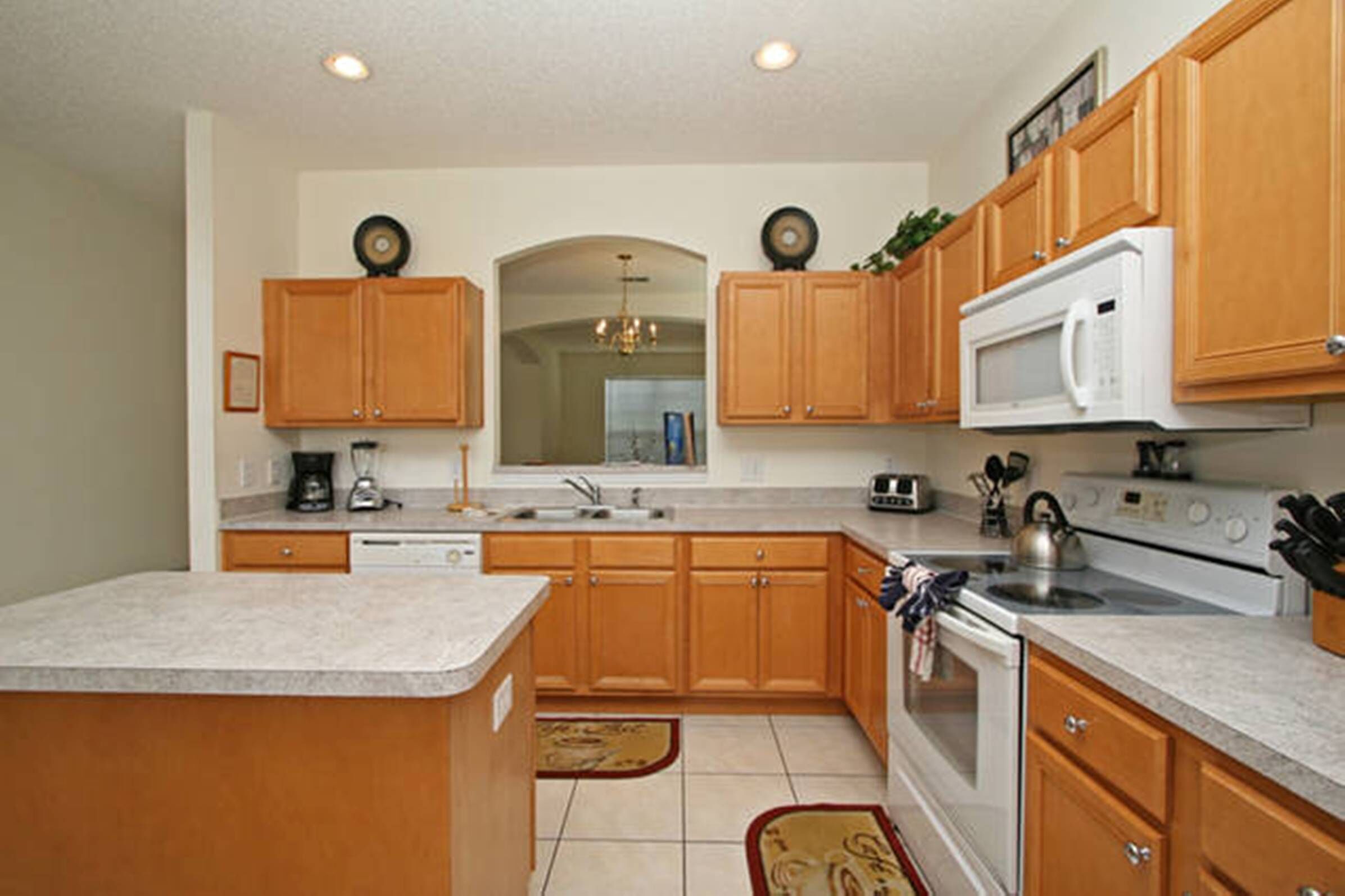Spacious and Beautiful, South Facing Pool Spa, 3 miles to Disney, Key Less Entry