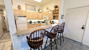 ثلاجة، ميكروويف، فرن، موقد طهي مسطح