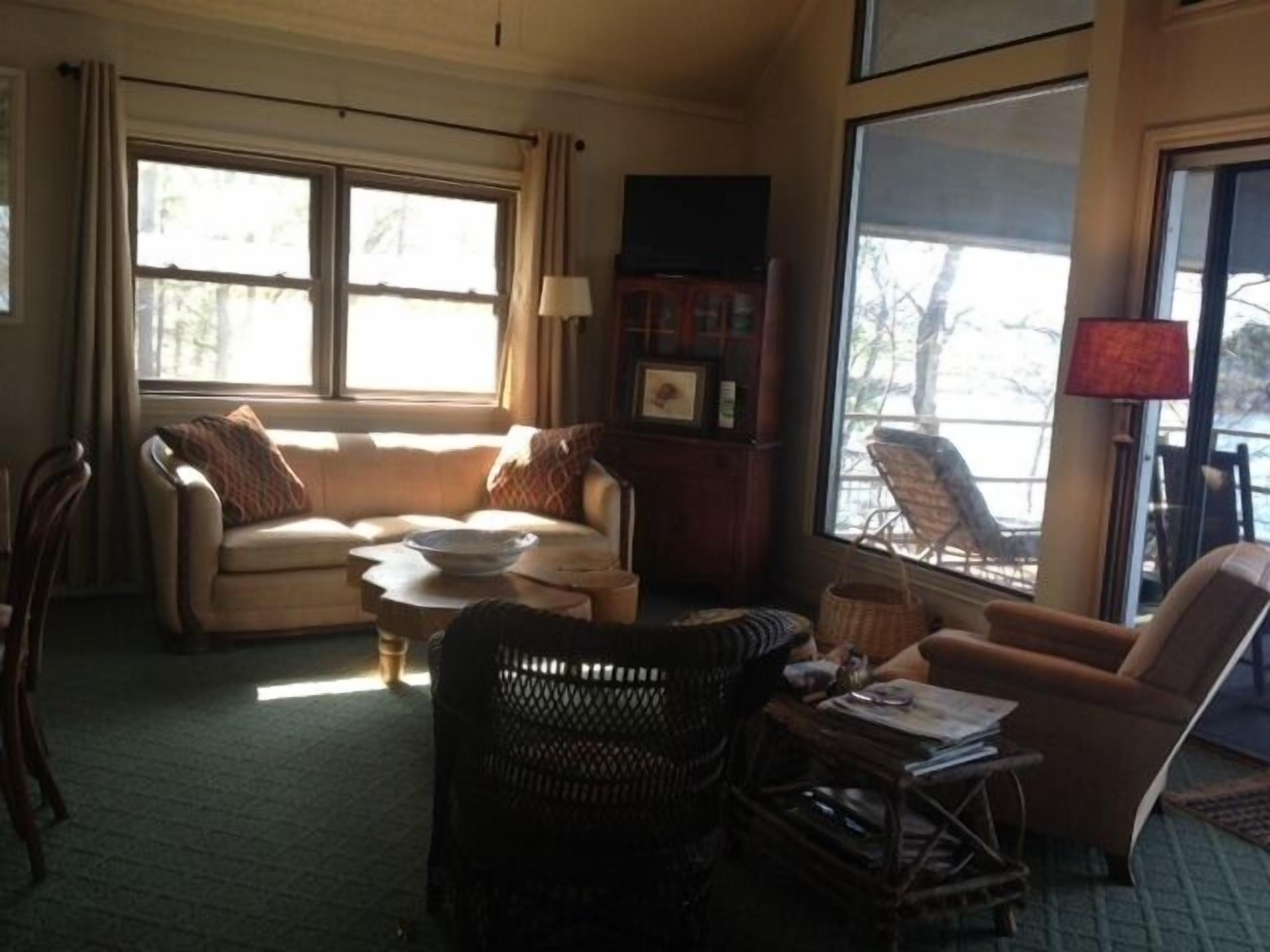 WOODED HILLSIDE LAKE HOUSE