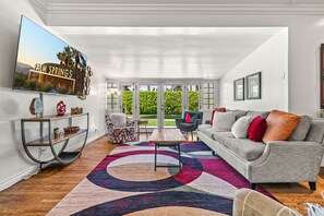 Télévision, cheminée, livres