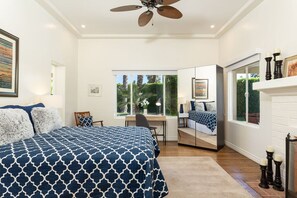 Iron/ironing board, WiFi, bed sheets, wheelchair access - Five bedroom  in United States of America, Palm Springs (Palm Springs)