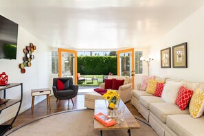 TV, fireplace, books - Five bedroom  in United States of America, Palm Springs (Palm Springs)