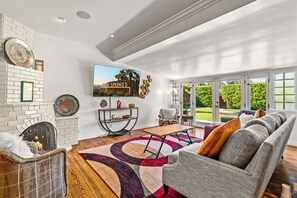 Télévision, cheminée, livres