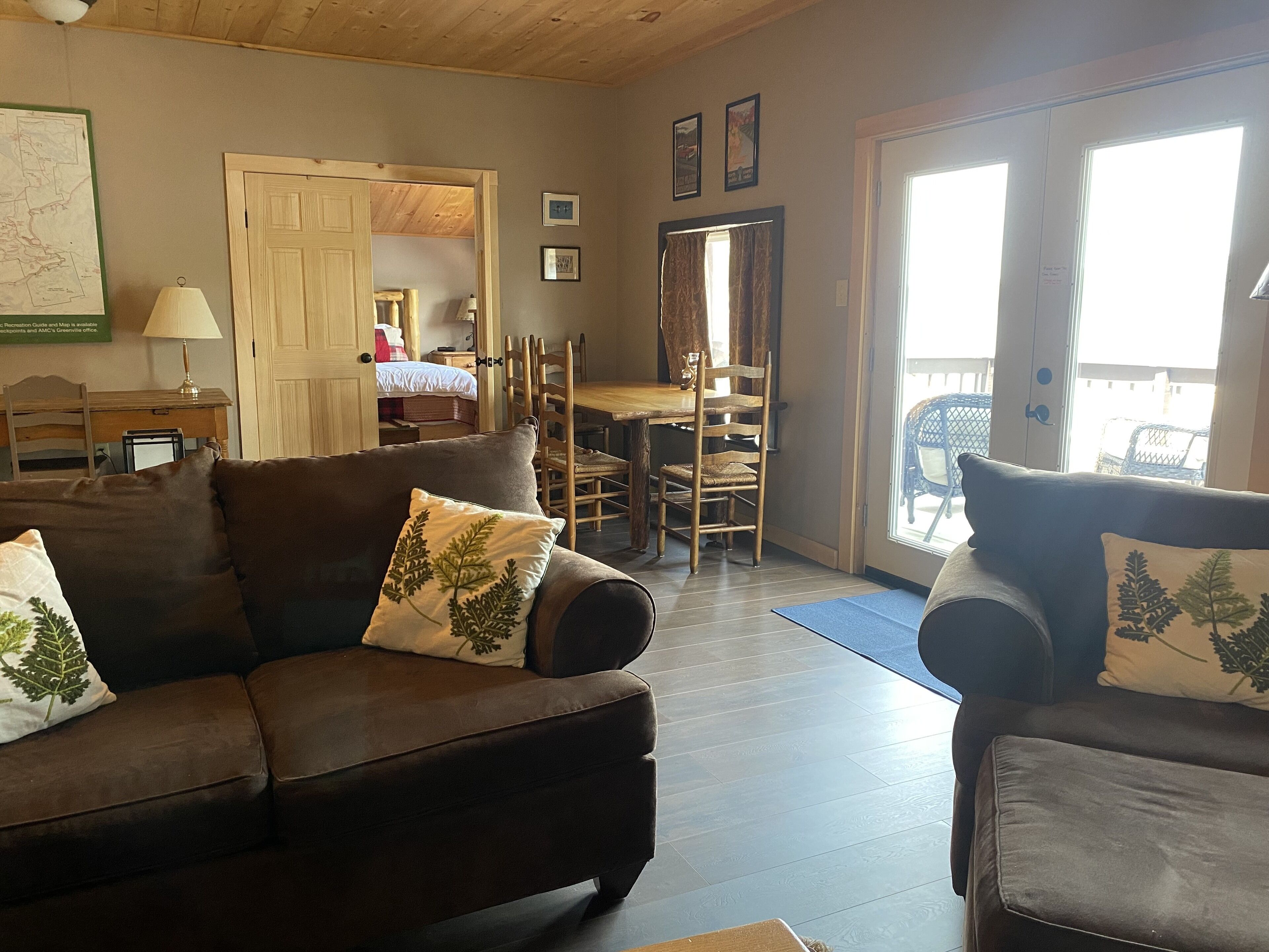 Smart TV, chimenea, reproductor de DVD y videoteca 