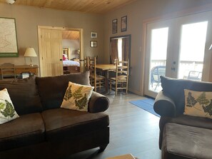 Älytelevisio, takka, DVD-soitin, videokirjasto