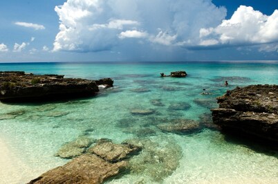 Cayman Breeze, Oceanfront Condo 2BR/2BA, With Pool, Near Rum Point