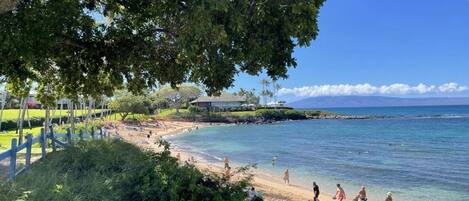 Beach nearby, sun-loungers, beach towels