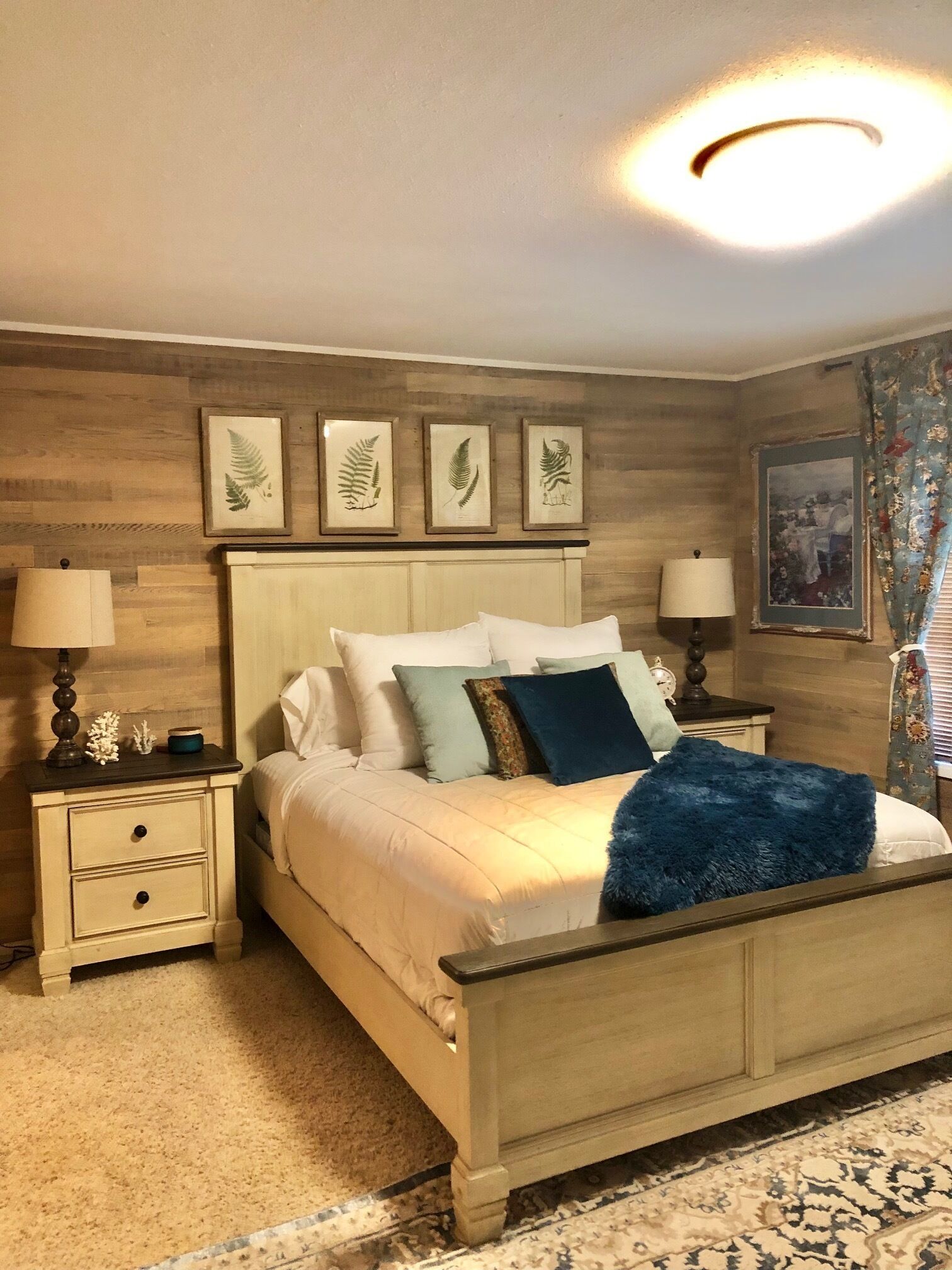 Stunning water & mountain view; hot tub, sport court! Sleeps 10. Pet friendly!