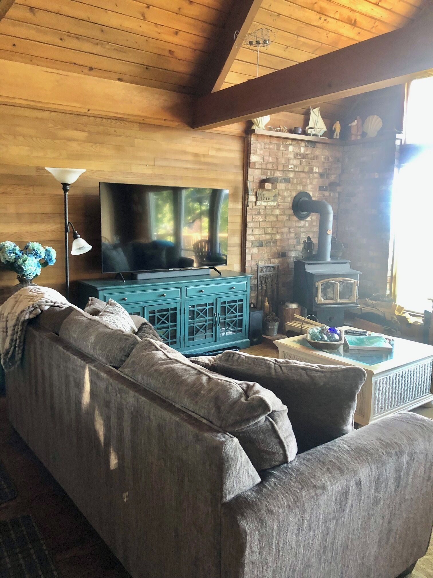 Stunning water & mountain view; hot tub, sport court! Sleeps 10. Pet friendly!