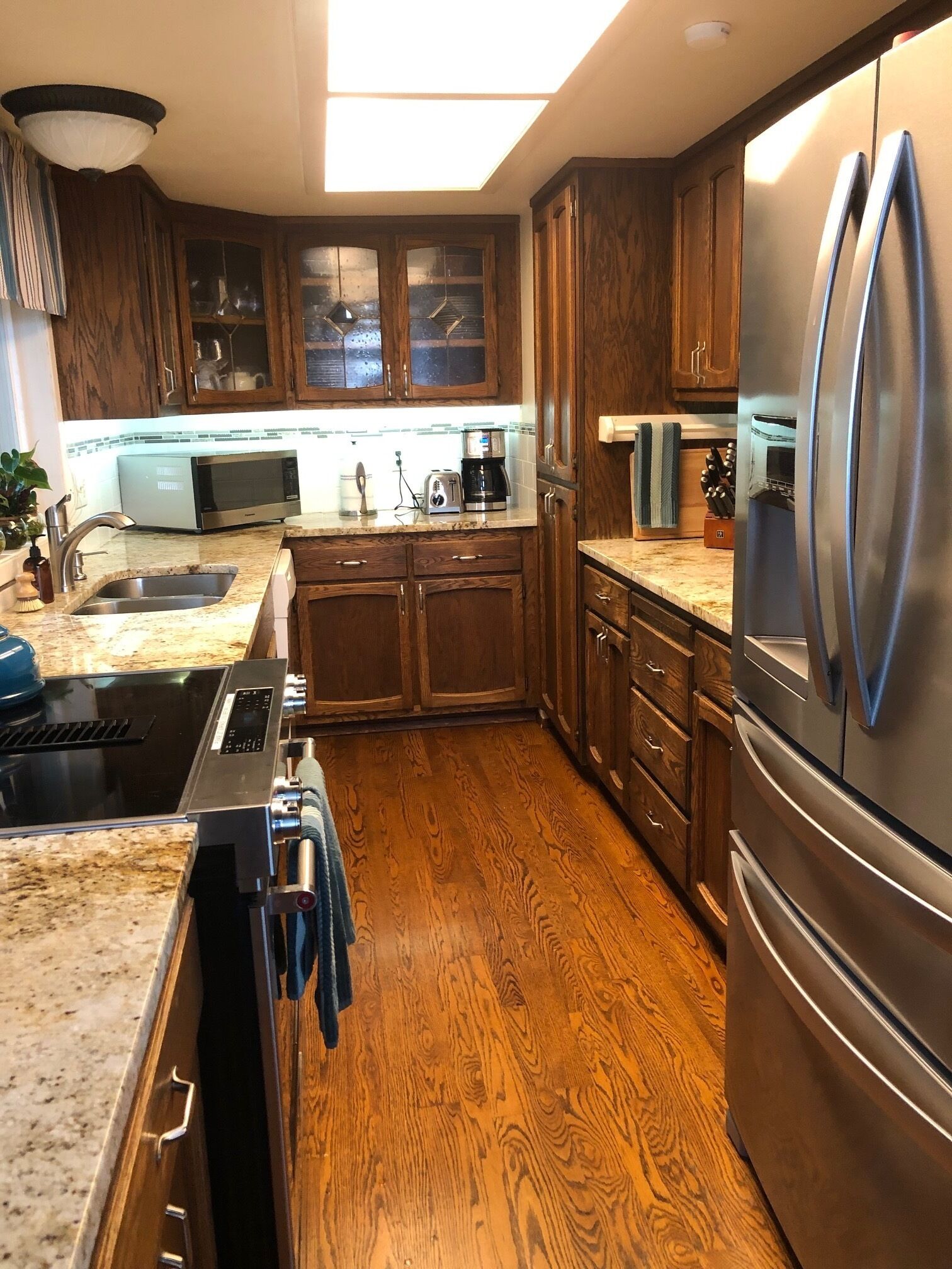 Stunning water & mountain view; hot tub, sport court! Sleeps 10. Pet friendly!