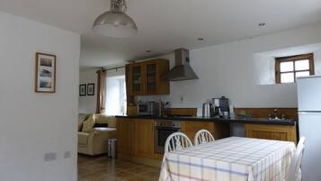 Geladeira, micro-ondas, fogão, cooktop