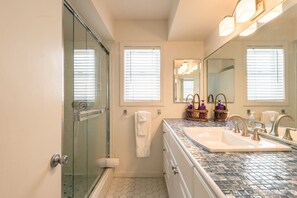 Ensemble douche/baignoire, sèche-cheveux, serviettes fournies