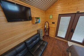 TV, fireplace, stereo - Beautiful Log cabin overlooking a meadow (Pipe Creek)