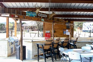 Outdoor dining - Beautiful Log cabin overlooking a meadow (Pipe Creek)