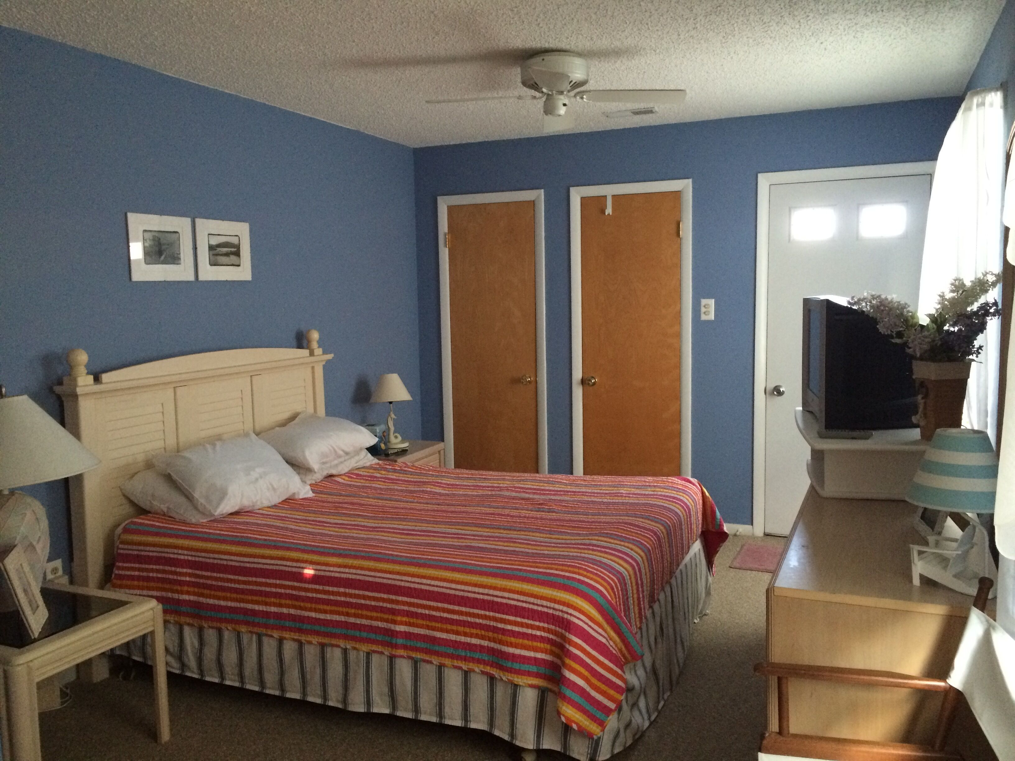 Updated Top Floor Condo 1 1/2 block to beach with off street parking