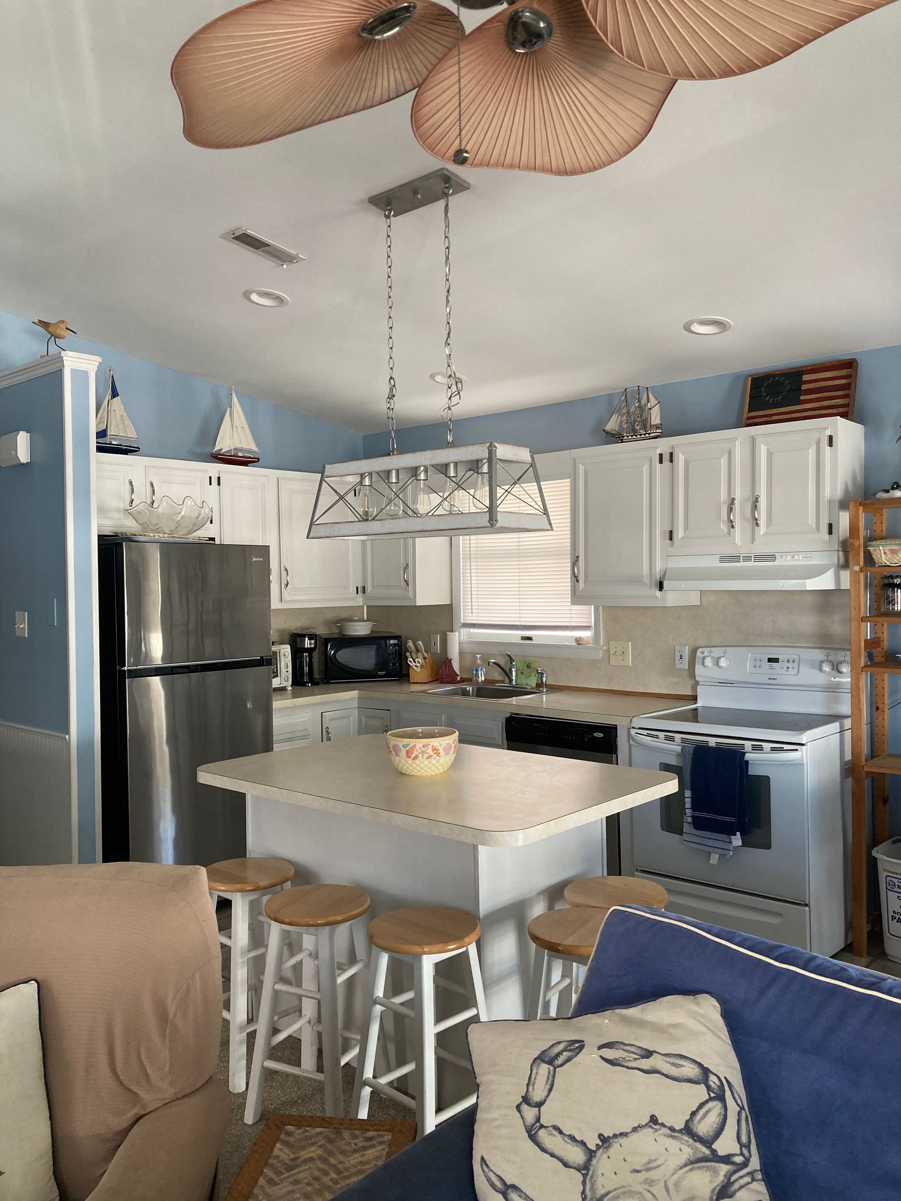 Updated Top Floor Condo 1 1/2 block to beach with off street parking