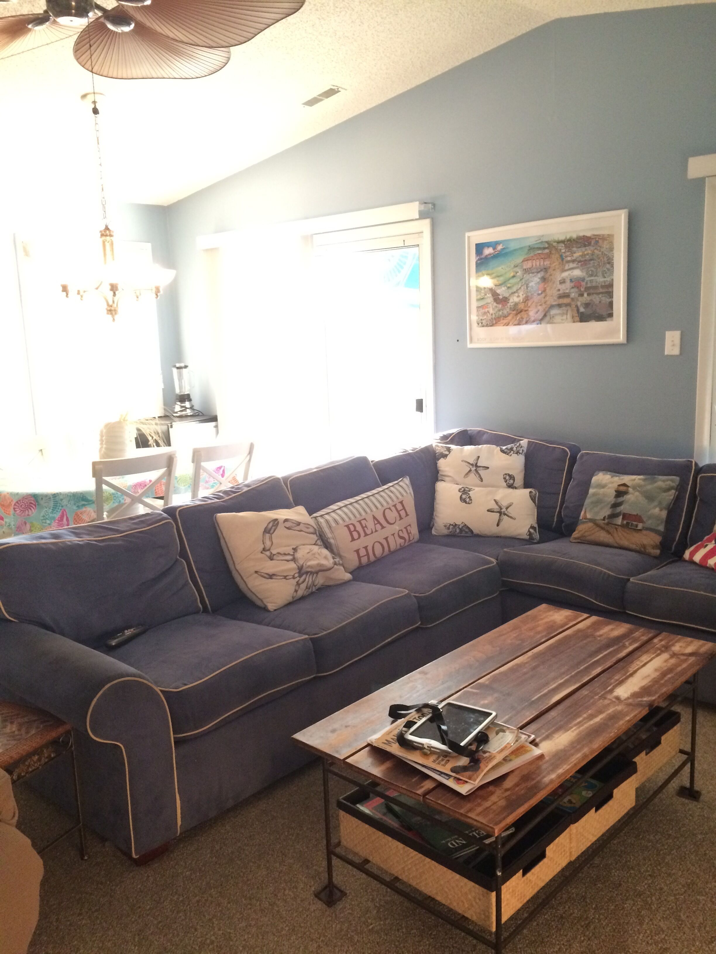 Updated Top Floor Condo 1 1/2 block to beach with off street parking