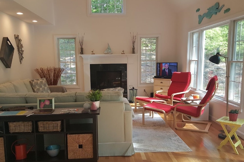 NEWLY BUILT, Private OCEANSIDE Wellfleet location, CENTRAL AIR, Cable and WIFI