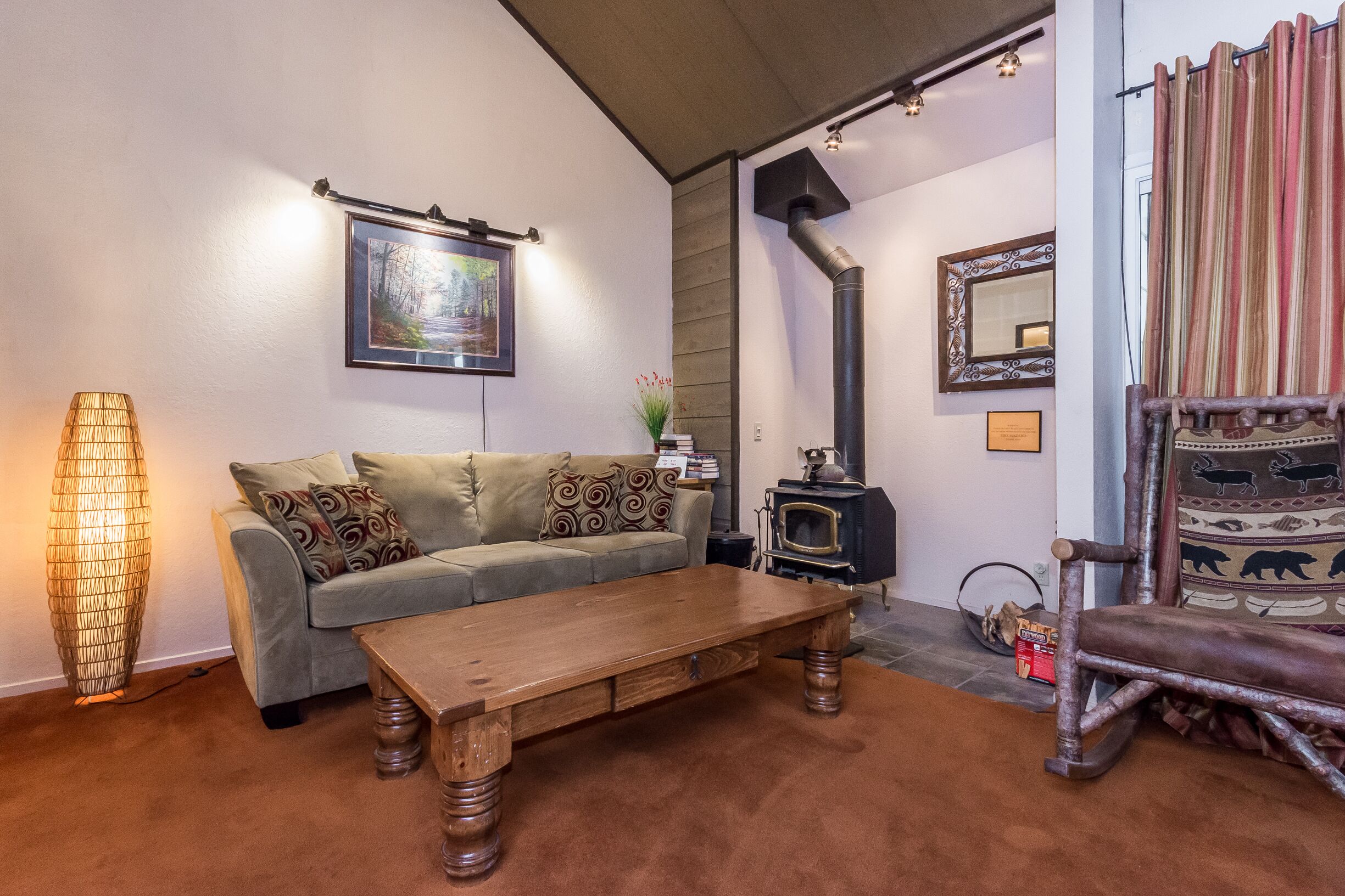 Relaxing vacay grt location,  2 ba, full kitn, comfy beds, hi-speed Wifi