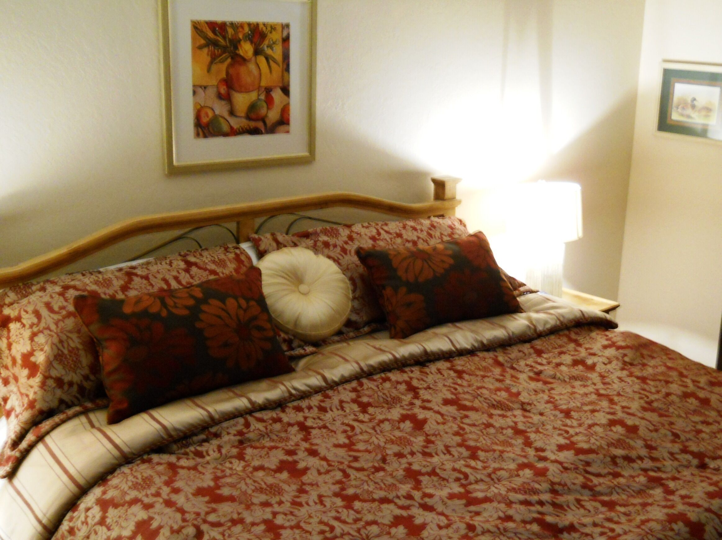 Relaxing vacay grt location,  2 ba, full kitn, comfy beds, hi-speed Wifi