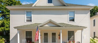 Downtown Petoskey location,  blocks from shopping and dining. Clean and Cozy!