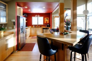 Fridge, microwave, oven, stovetop - The Executive Lodge up in the West Hills and is 2 miles from downtown Bend. (Bend)