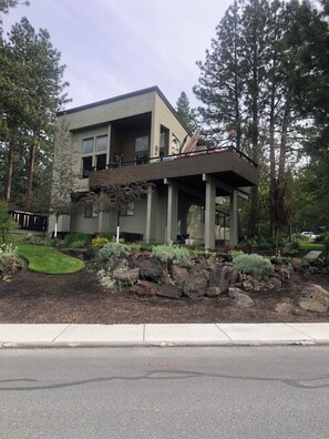 Exterior - The Executive Lodge up in the West Hills and is 2 miles from downtown Bend. (Bend)