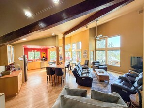 Smart TV, fireplace, DVD player, computer monitors - The Executive Lodge up in the West Hills and is 2 miles from downtown Bend. (Bend)