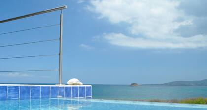 Architektonisch gestaltete Villa im Paradies, ruhiger Strand und Blick auf das blaue Wasser
