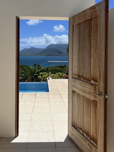 Architecturally Designed Villa in Paradise, Quiet Beach & Blue Water Views
