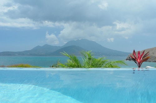 Architecturally Designed Villa in Paradise, Quiet Beach & Blue Water Views