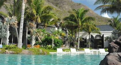 Architecturally Designed Villa in Paradise, Quiet Beach & Blue Water Views