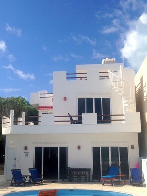Exterior - Casa Rosa - Beautiful Ocean Front Home - 2 Bedroom Apartment (Isla Mujeres)