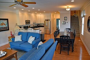 Smart TV - 4 Bedroom/4.5 Bath-Beach House, Private Pool Steps from Beach (Surfside Beach)