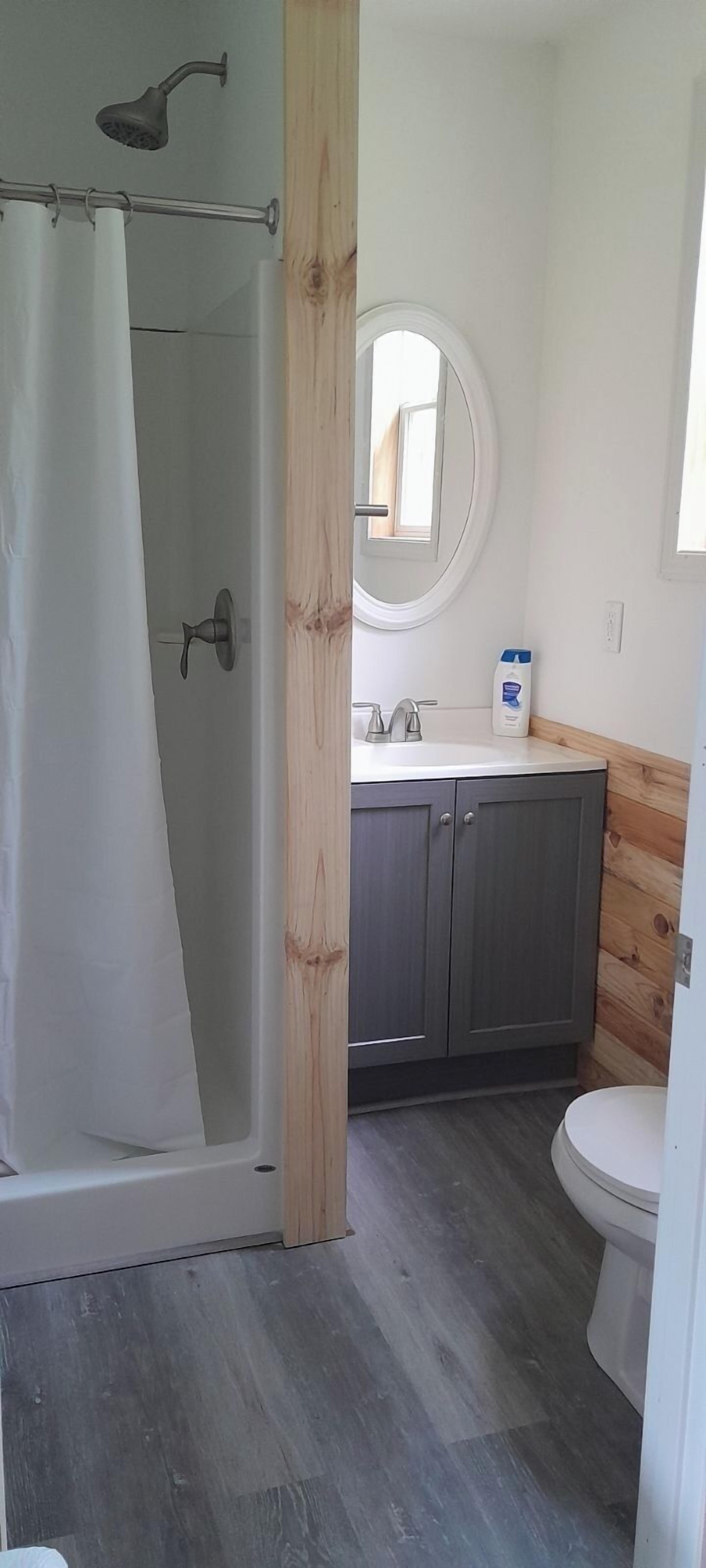 Serviettes fournies, savon, papier toilette