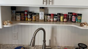 Una cocina con una estantería empotrada que contiene diversas especias y condimentos.