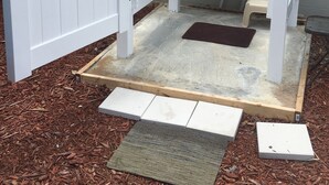 Un cerramiento de madera blanca con ducha y banco.