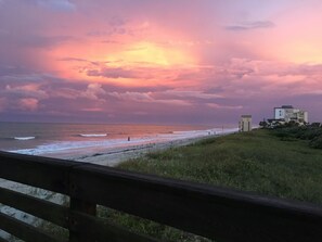 Beach nearby, sun-loungers, beach towels - BEST DEAL – ONE BLOCK TO THE BEACH! SO CLOSE YOU CAN HEAR THE WAVES!  (Ormond Beach)