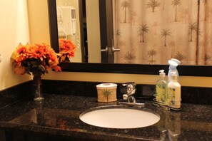Towels, toilet paper - Tropical Island Paradise on Tampa Bay with Abundant Amenities (Ruskin)