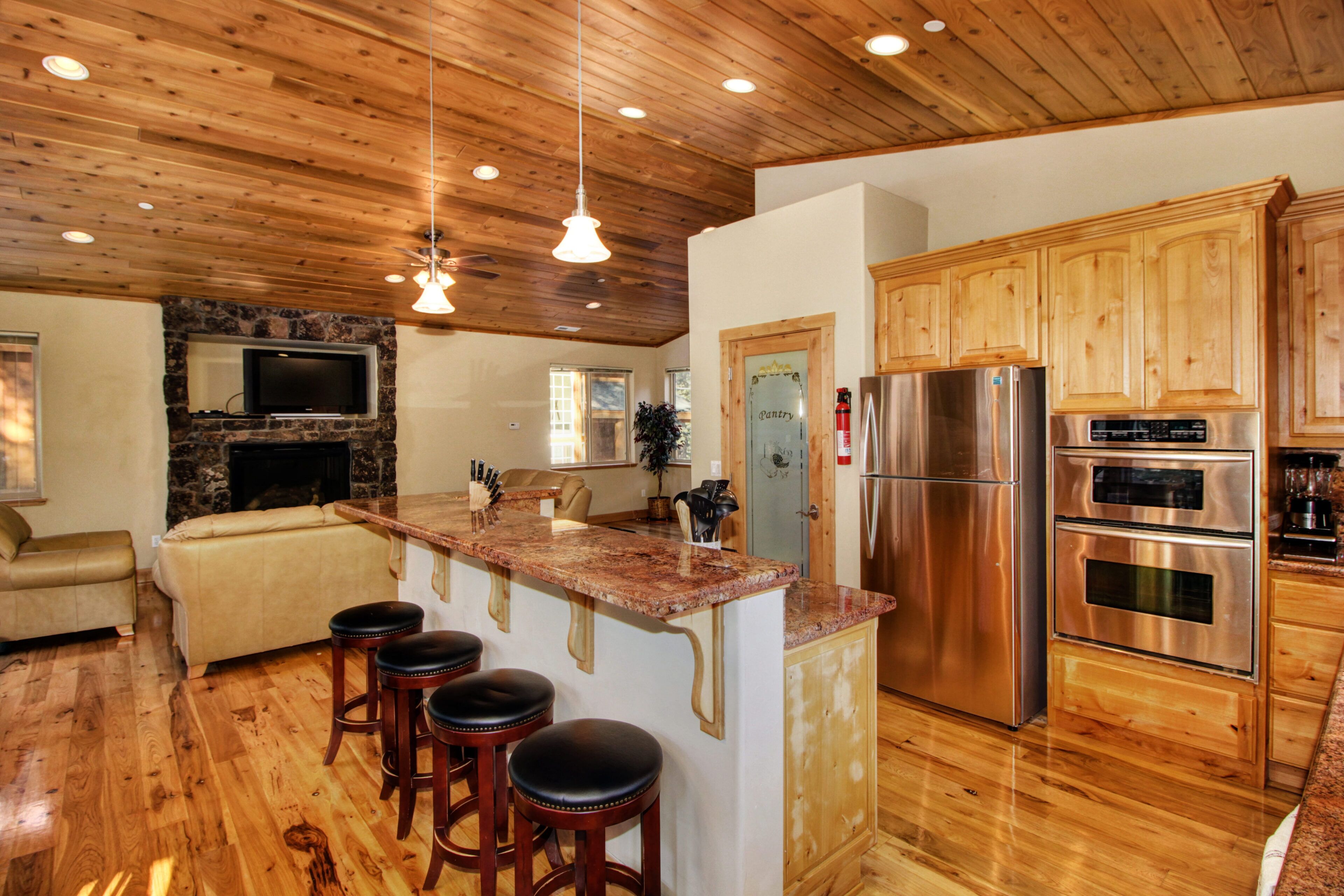 5 Bdrm Chalet W/Hot Tub/wifi/PoolTable/Off Pioneer/Discount open dates June/July